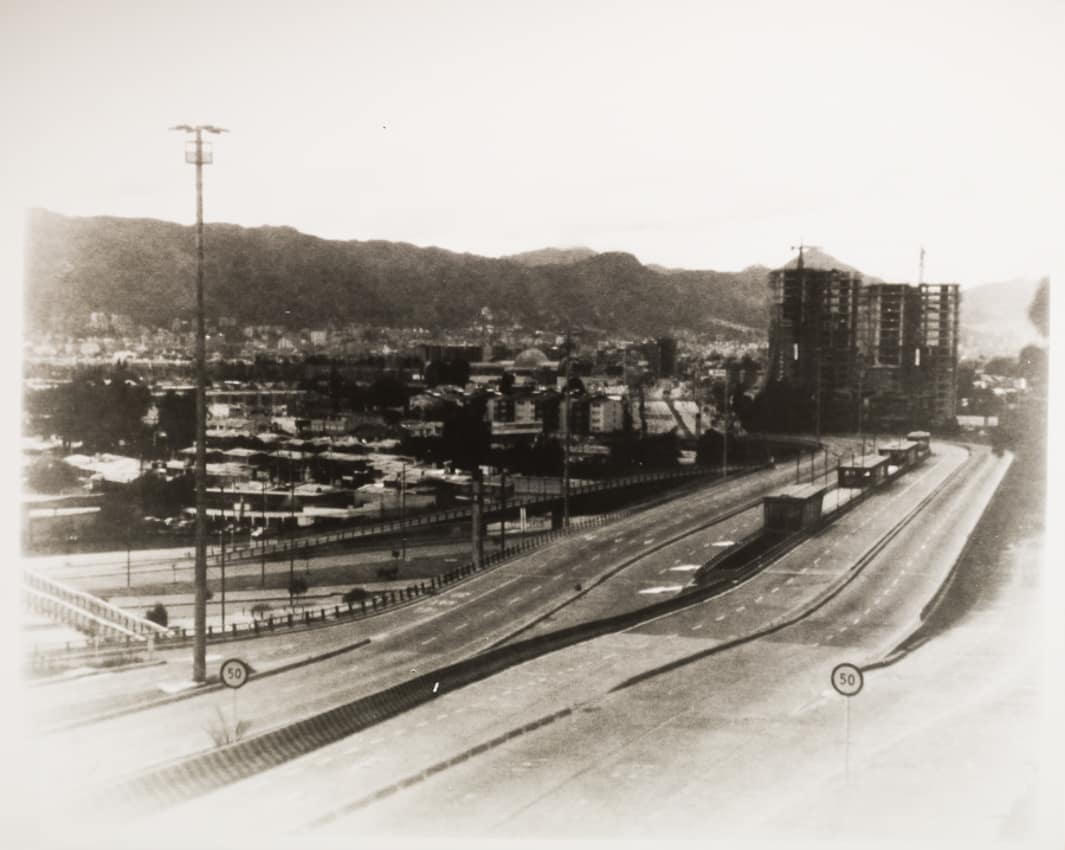 Fotografías en blanco y negro atemporales de Bogotá tomadas con cámara monocular