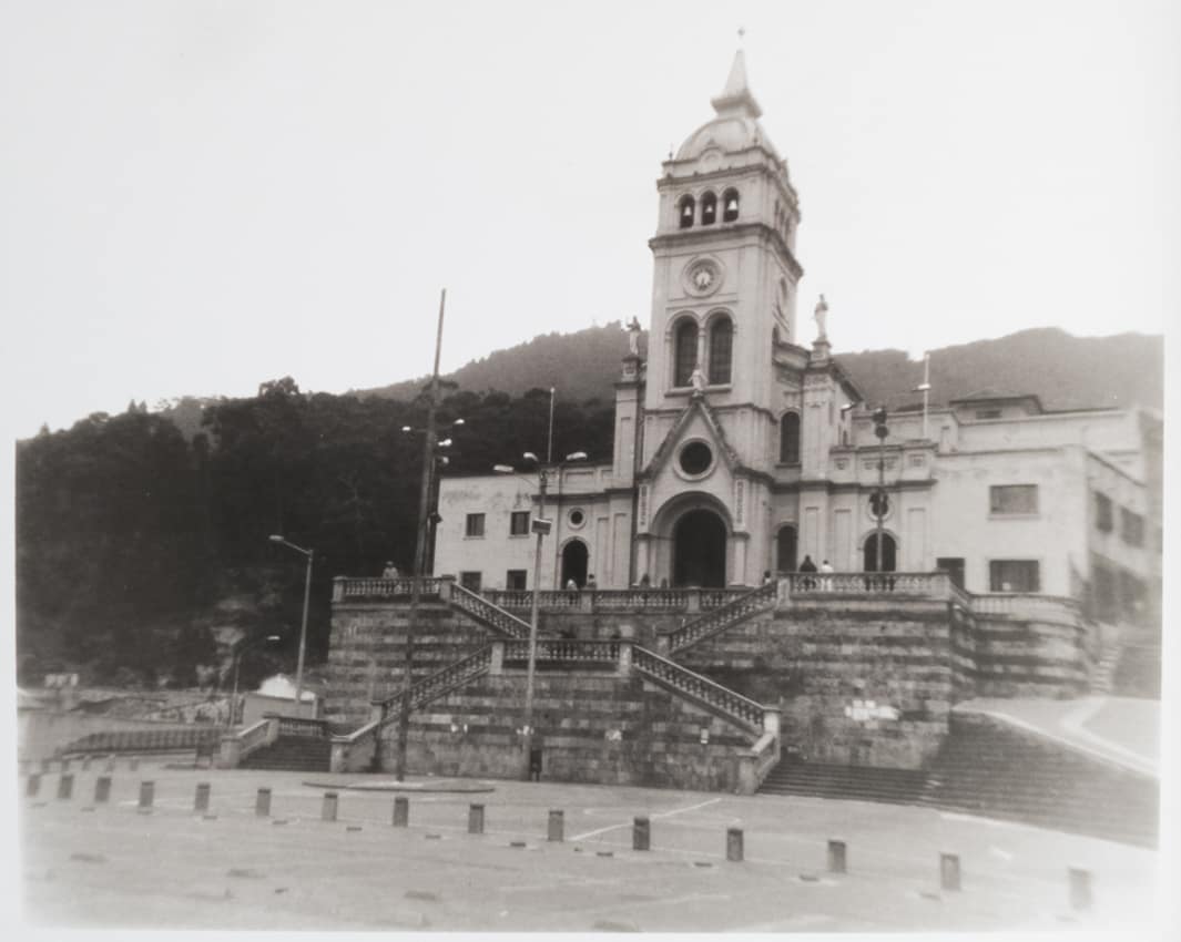 Fotografías en blanco y negro atemporales de Bogotá tomadas con cámara monocular