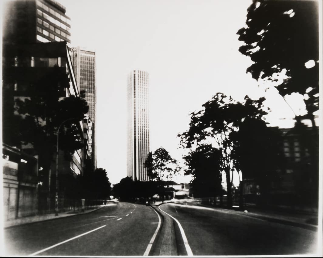 Fotografías blanco y negro atemporales de Bogotá tomadas con cámara monocular