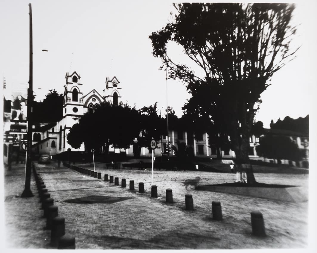 Fotografías blanco y negro atemporales de Bogotá tomadas con cámara monocular