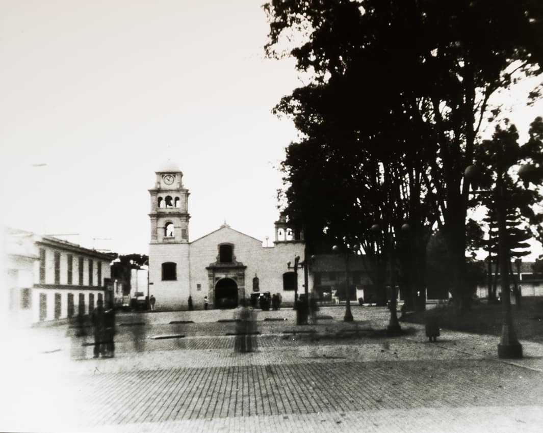 Fotografías blanco y negro atemporales de Bogotá tomadas con cámara monocular